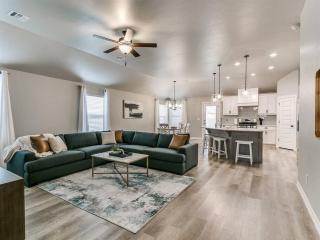 Cozy and Contemporary Home in Yukon! - 6