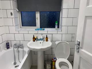 Contractor & Family Friendly House Romford - 3