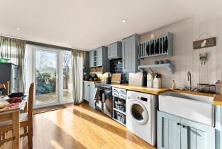 139 I Abbey House I Characterful & Peaceful 1BR House w Garden, Rooftop Balcony, Fully Equipped Kitchen and Dedicated Workspace - Bury Saint Edmunds - 3