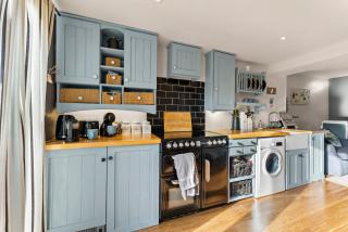 139 I Abbey House I Characterful & Peaceful 1BR House w Garden, Rooftop Balcony, Fully Equipped Kitchen and Dedicated Workspace - Bury Saint Edmunds - 2