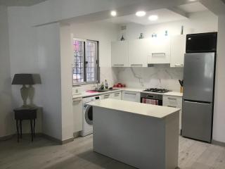 Bahar ic-Caghaq Apartment with private drive-in, equidistant from Sliema and St. Paul's Bay - Naxxar - 4