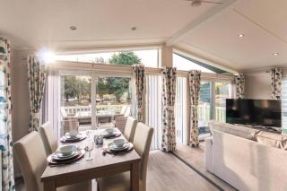 Woodland Jewel Lodge with Hot Tub - York - 3