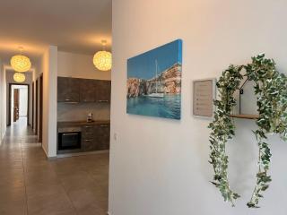 Qawra Penthouse - Spacious Sleeps 5 - 2