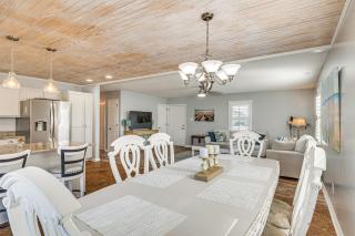 Charming Beaufort Home with Deck and Gas Grill! - Beaufort - 4