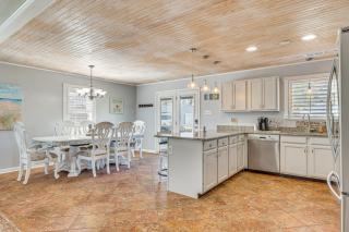 Charming Beaufort Home with Deck and Gas Grill! - Beaufort - 3