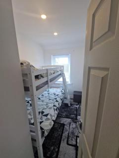 Captivating 2-Bed Apartment in Tenby - Tenby - 3
