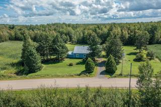 Rustic & Modern Chalet 32 Acre of Land - 0