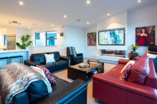 Aurora Lodge- AC- Free Parking- Hot Tub- BBQ - 4