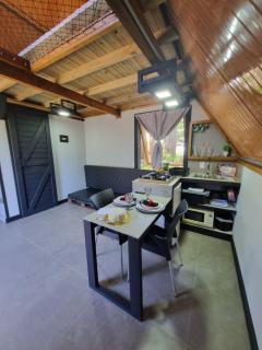 Pousada Rosa Shanti, café da manhã opcional, apenas 4 cabanas, piscina, estacionamento privativo, área de festas com churrasqueira e cervejeira, cantinho da fogueira, localizado junto a natureza - Praia do Rosa - 5
