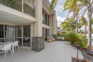 Hosts on the Coast - Pelicans Coastal Perch - 5