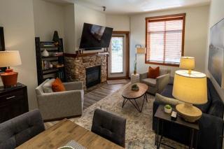 3106- One Bedroom Den Deluxe Powderhorn Lodge Hotel Room - Solitude - 9