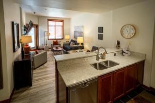 3106- One Bedroom Den Deluxe Powderhorn Lodge Hotel Room - Solitude - 6