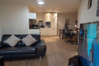 Discover Comfort and Style - Your Elegant Stay Offers a 2-Bedroom Haven with Free Secure Parking and Coffee! - Birmingham - 5