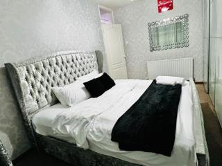 Modern & Cozy 3 Bed House. - 0