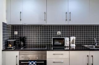 Cozy Ground Floor Studio with AC and Loft Bedroom - Lisbon - 7