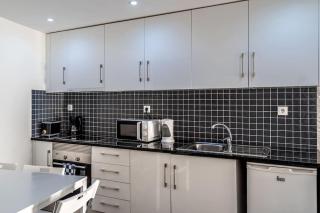 Cozy Ground Floor Studio with AC and Loft Bedroom - Lisbon - 5