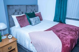 Dudley Luxurious 3 Bedrooms House-PARKING-LONG STAY-PERFECT FOR CONTRACTORS-FAMILIES & LEISURE - 2