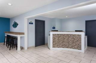 Days Inn & Suites by Wyndham Sellersburg - Sellersburg - 6