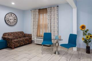 Days Inn & Suites by Wyndham Sellersburg - Sellersburg - 5