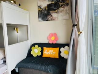 Bright Studio Sleeps 3 with Parking and City view - 8