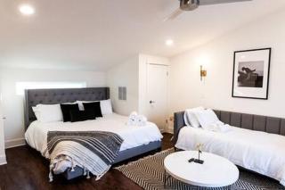 Designer Hillsboro Village Rooftop Home, Open Plan, Sleep 12 with Smart TVs, Gourmet Kitchen & Pet-Friendly Comfort, Walk to Pancake Pantry, Boutique Shopping & Vanderbilt, Minutes to Belmont, 12 South & Broadway, Garage Parking, 24 Hr Hospitality - 7