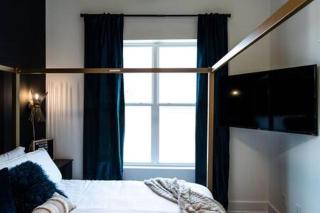 Designer Hillsboro Village Rooftop Home, Open Plan, Sleep 12 with Smart TVs, Gourmet Kitchen & Pet-Friendly Comfort, Walk to Pancake Pantry, Boutique Shopping & Vanderbilt, Minutes to Belmont, 12 South & Broadway, Garage Parking, 24 Hr Hospitality - 5