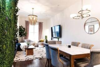 Luxury Hillsboro Village Rooftop Retreat Sleep 12 w Chef s Kitchen Smart TVs & Garage Walk to Vanderbilt Pancake Pantry & Boutique Shopping Minutes to Broadway 12 South & The Parthenon 24 7 Hospitality - 1