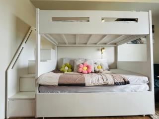 Bright Studio Sleeps 3 with Parking and City view - 2