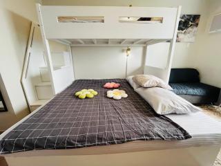Bright Studio Sleeps 3 with Parking and City view - 1