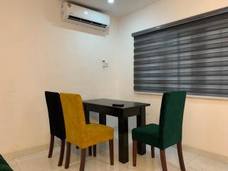 Charming & Cozy 1-BDR Apt - Mini Flat - 247 Power, Kitchen, Wi-Fi, DSTV, Netflix, 5 mins from the Airports - 7