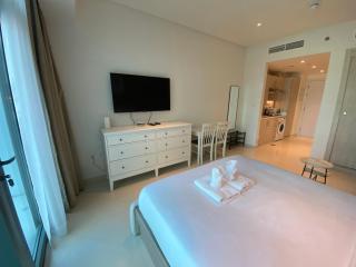 Black and white flower oasis in Seven Palm - 9