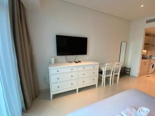 Black and white flower oasis in Seven Palm - 7