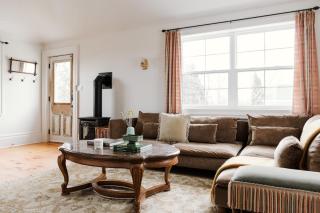 Little Louis - A Princely Take on a County Getaway - Mountain View - 2