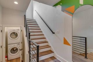 Chic Retreat, Garage, Rooftop patio, Walkable to Local Faves, 5 Mins to Nissan Stadium, Less than 10 Mins to Broadway, 24 Hr Hospitality, Great for Groups - 2