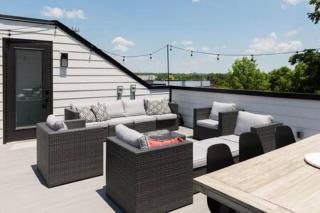 6 Bed with En Suite Baths, Host Up to 20, Rooftops, Parking, Gourmet Kitchens, Cozy Living Spaces, Skyline Views & Fire Table, Near Downtown, Distilleries & Marathon Village, High-Speed Wi-Fi, 24hr Hospitality - 4