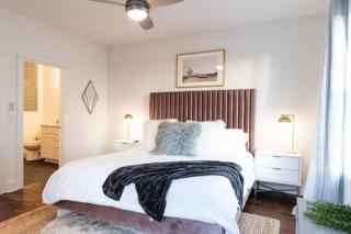 Luxury Open Plan Twin Homes in Hillsboro Village, Sleep 24 with Rooftops, Gourmet Kitchens & Smart TVs, Walk to Vanderbilt, Pancake Pantry & Fido, Garage Parking, Peloton, & 24H Hospitality, 10 Min to Broadway & The Parthenon - 5