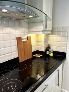 Vast, Elegant Home with Indoor Pool & Sauna near Popular Golf Course - Kington - 2