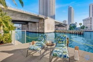 Apartment w Balcony Gym Near Beach - Hallandale Beach - 0
