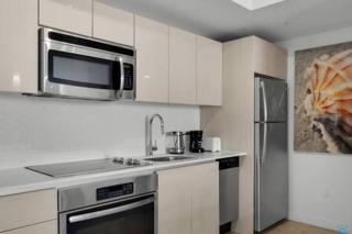 Apartment w Balcony Gym Near Beach - Hallandale Beach - 7