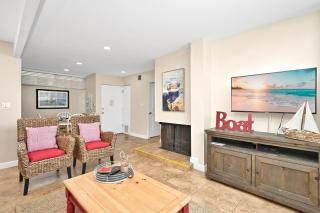 Three Bedroom Three Bath Home w Patio 1 block from beach - Newport Beach - 7