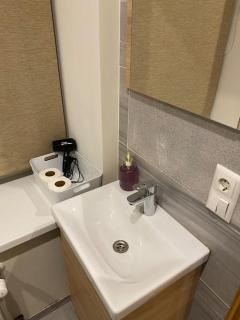 Cozy Apartment Near City Center - Riga - 4