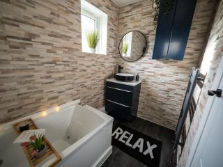 Seaside Retreat: Luxury 1-bed, Free Parking - 1