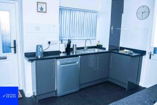 2ndHomeStays-Walsall- A Charming 3-Bed Home with Landscape View - Suitable for Contractors and Families -Large Parking for 3 Vans - Sleeps 8 - 7 mins to J10 M6 and 21 mins to Birmingham - Bloxwich - 1
