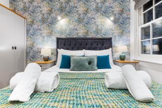 Modern One Bed Apartment - Sleeps 3 - Near Heathrow, Windsor Castle, Thorpe Park - Staines London TW18 - Staines upon Thames - 1