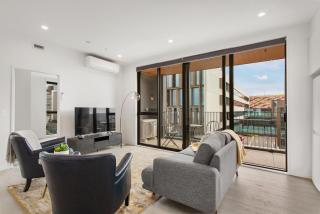 Central City Luxury Apartment stunning views sunny - 9