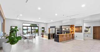 Waterfront Mansion The GlamHomes - 7