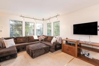 South facing condo close to ski access, groceries, shops and restaurants - 5