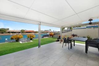 Spacious Holiday Unit on Canal at Banksia Beach - Banksia Beach - 1