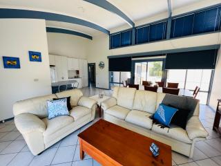 Blue Poles - Pet Friendly - 7