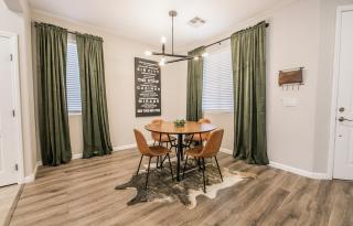 Vegas-Style Desert Luxury: Themed Bedrooms, Game Room, Fire Pit & Jacuzzi. Only 20 min to the Strip! - Las Vegas - 8